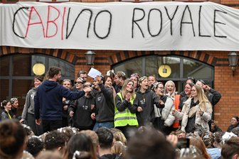 Gymnasium Rochlitz: Abiturienten veranstalten Chaos und Spiele - Mit dem traditionellen Chaostag feierten die Abiturienten am Rochlitzer Johann-Mathesius-Gymnasium am Freitag ihren letzten Schultag vor den Abiturprüfungen. Das Motto lautete in diesem Jahr „Cabino Royale“. Beim Karaoke bewiesen Jörg Völs (mit Mikro) und sein Deutsch-Leistungskurs ihre Gesangskünste.
