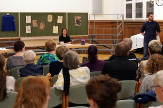 Gymnasium Rochlitz: Auf Lesung zur DDR-Zeit folgt Tag der offenen Tür - Jacqueline Sterzik empfing am Rochlitzer Gymnasium zur Lesung aus ihrem Roman „Schuldisko und Westradio“.