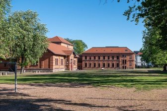 Auf der geschätzt 2500 Quadratmeter großen Schotterfläche soll ein Sportplatz entstehen.