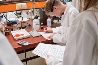 Gymnasium und Hochschule Mittweida arbeiten eng zusammen - dafür gibt es jetzt Geld - Die Kooperation findet zum Beispiel im Fach Chemie statt.