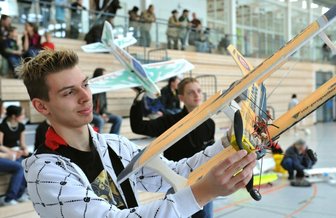 Gymnasium wirbt in eigener Sache - 
              <p class="artikelinhalt">In der Turnhalle führten Alexander Beckert (vorn) und Eric Jacob von der AG Flugmodellbau des Cottagymnasiums den Besuchern ihre kleinen Flieger vor.</p>
            