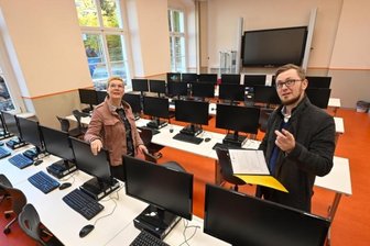 Gymnasium wird teures Schmuckstück - Das Computerkabinett mit 28 Schülerplätzen ist seit wenigen Wochen im Gebäudeteil 3 für den Unterricht verfügbar. Dana Mai und Stefan Pechfelder vom Landratsamt inspizieren die Technik.