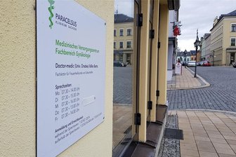 Gynäkologin verlässt Oelsnitz: So geht es weiter - Die Praxis gehörte früher zu Paracelus, jetzt zu einer neuen Gesellschaft, die Paracelsus-Praxissitze erworben hat.