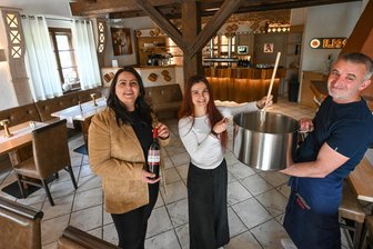 Gyros und Souvlaki in der ehemaligen „Ausspanne“: Griechin eröffnet Restaurant in ältestem Haus von Chemnitz - Die neue restaurant-Chefin Salena Baho (links) mit Daniela und Roland Kociaj, die in der Küche das Sagen haben.