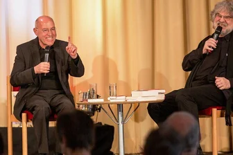 Gysi-Auftritt in Annaberg: Von humorvoll bis todernst - Wie ihr Publikum hatten auch Gregor Gysi und Hans-Dieter Schütt am Sonnabend im Erzhammer sichtlich Spaß.