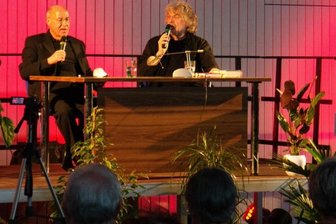 Gysi erntet Beifall für Kritik am Krieg und für Bonmots - Deutschlands bekanntester Linken-Politiker Gregor Gysi, hier auf der Bühne mit Moderator Hans-Dieter Schütt (r.), richtete ans Publikum in Mittweida auch mahnende Worte.