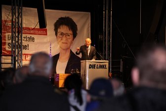 Gysi lockt Hunderte auf den Domhof - 