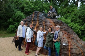 Höhlenpark in Syrau neu gestaltet: Klettervulkan ist der Clou - Der Klettervulkan auf dem Kinderspielplatz ist die Attraktion im neuen Höhlenpark. 