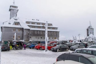 Hänge gesperrt - Leute zieht es trotzdem auf Fichtelberg - Am Sonntag war der Parkplatz auf dem Fichtelberg voll.