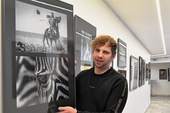 Hängepartie im Reichenbacher Neuberinhaus: Fotoschau noch ohne Besucher - Severin Zähringer mit zwei Schwarz-Weiß-Fotos von Marion Partenfelder. "Csikos in Pose" (oben) beeindruckt mit der ungestümen Dynamik von Pferd und Reiter, das "Zebraauge" spielt mit den Streifen.