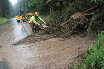In Carlsfeld kam es aufgrund des Starkregens auf der der S 276 zwischen Carlsfeld und Wildenthal zu einem Erdrutsch.