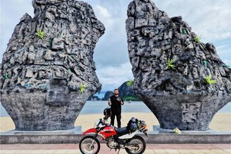 Ha Long Bay in Vietnam: Als die Drachen Juwelen ausspuckten - Sebastian Meyer in der Ha Long Bay in Vietnam.