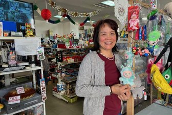 Ha Nguyen Thi räumt aus: Warum schließt der beliebte Eckladen am Markt in Brand-Erbisdorf? - Ha Nguyen Thi führt seit 22 Jahren einen Laden auf dem Markt von Brand-Erbisdorf.