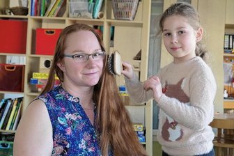 Haare ab für die Krebshilfe: Kita in Frankenberg setzt die Schere an - Die sechsjährige Lia spielt gerne Friseur, hier bei Erzieherin Manuela Müller. Die will nun für einen guten Zweck ihre lange Haar abschneiden lassen, nicht zum ersten Mal.