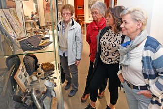 Haare, Klatsch und harte Arbeit: DDR-Friseurinnen aus Oederan erzählen - Die früheren Kolleginnen in der PGH Figaro und Friseure Oederan erinnern sich an damals: Elke Schlitter (v. r.), Silvia Gamm, Carla Schischke und Christine Voigt.