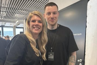 „Haare werden zu Kunstwerken“: Friseurinnen aus Döbeln und Oederan stylen bei Fashion Week für Stardesigner - Monique Wolf, Friseurin des Döbelner Friseursalons „Rost & Hödemaker“, frisierte für Designer Thomas Hanisch die Models.