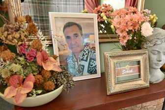 „Habe die Ehre“: Was in Zwickau von Johann Altmann alias „Schickeria-Hans“ nach seinem Tod bleibt - Ein Foto und eine Karte erinnern im Eingang der City-Pension an Johann Altmann.