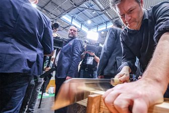 Habeck und die dicken Bretter: Woran das Handwerk krankt - Robert Habeck (Bündnis 90/Die Grünen) auf der Mitteldeutschen Handwerkermesse in Leipzig.