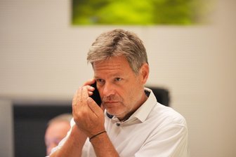 Robert Habeck (Bündnis 90/Die Grünen), Bundesminister für Wirtschaft und Klimaschutz, telefoniert vor der Fraktionssitzung.