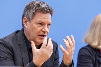 Habeck zieht sich zurück - Zieht sich aus den vorderen Reihen der Grünen zurück: Spitzenkandidat Robert Habeck.