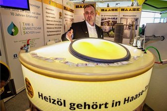 Habecks geplantes Verbot neuer Öl- und Gasheizungen ab 2024 sorgt auf Plauener Baumesse für große Unsicherheit - Sebastian Fickert zeigt einen Öltank, der vor Ort in beliebiger Größe montierbar ist. 