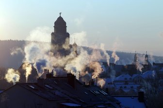 Habecks Heizungsgesetz - und was es für die Stadt Plauen bedeutet - Das Bild dampfender Schornsteine zwischen Rathausturm und den Turmspitzen der Johanniskirche in Plauen soll künftig der Vergangenheit angehören.