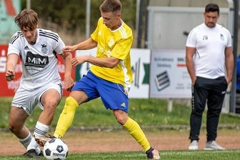 "Haben bewiesen, dass wir Landesklasse können" - Syraus Trainer Chris Begerock (hinten rechts) beobachtet einen Zweikampf seines Spielers Yannic Freund (links) mit Jonas Beetz vom SV Blau-Gelb Mülsen.
