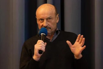 Haben die Bürger von Bad Elster zu wenig Interesse für die Kurort-Ehe? - Gemeinderat Otto Fischer (CDU) zur Einwohnerversammlung in Bad Brambachs Festhalle.