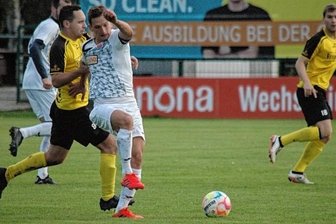"Haben die Tore selbst aufgelegt" - Gegen die dynamischen Colditzer, hier Jonas Walther (in weiß), bekamen die Freiberger mit Maik Mehner (l.) nicht immer Zugriff. 