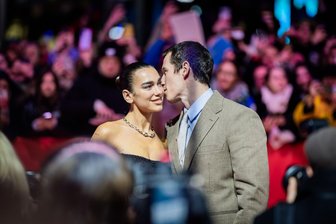 Haben Dua Lipa und Callum Turner schon geheiratet? - Turteltäubchen auf dem roten Teppich.