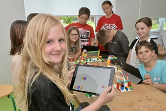 „Haben mehr getan als vergleichbare Städte“: Zwickau erklärt Digitalisierung von Schulen für abgeschlossen - Patricia Stief (10, vorn) und ihre Mitschüler steuern ihren selbst gebauten und programmierten Freizeitpark mit ihren I-Pads.