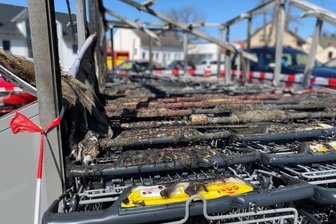 Haben Minderjährige in Rodewisch Feuer gelegt? - Ein Großteil der Einkaufswagen am Rodewischer Netto-Markt wurde durch den Brand unbrauchbar. Kunden steht zurzeit nur ein kleiner Teil Wagen zur Verfügung.