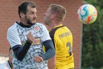 "Haben Tore selbst aufgelegt" - Nichts zu holen: Für den BSC um Stefan Richter (r.), hier im Kopfballduell mit Nicolai Goll, war die Hypothek in Hausdorf bereits zur Halbzeit zu groß. 