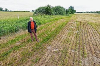 Haben wertvolle Wiesen durch Gülle Schaden genommen? - Andreas Winkler an einer der Flächen, die kurz gemäht und mit Gülle gedüngt wurden. Im Hintergrund befinden sich Wiesen und Hecken auf Flächen der Naturschützer.