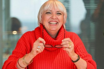 "Haben wir Kulturschaffende zu lange als selbstverständlich gesehen und ihre Leidenschaft ausgenutzt, Frau Roth?" - Kulturstaatsministerin Claudia Roth macht sich für eine bessere Bezahlung von Kulturschaffenden stark.