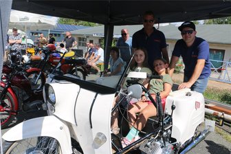 Habicht, Schwalbe und S 51: Die Syrauer packt beim Höhlenfest das Simson-Fieber - Bitte Platz nehmen: In dem aufgebauten Simson-Fabrikat Simson 4/1 Duo von David Taubert (rechts) und Matthias Arnold aus Unterlosa ließen es sich Pia und Jette gut gehen.