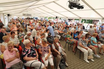 Hach schön! Die sechs besten Nachrichten aus Mittelsachsen - Das große Festzelt des Stadt- und Haldenfestes in Brand-Erbisdorf konnte am Sonntag kaum alle Zuschauer fassen.