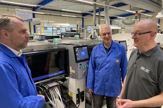 „Hacker gegen Hersteller“: Cyberangriffe sorgen für mehr Nachfrage bei vogtländischem Elektronikdienstleister - In der SYS TEC-Leiterplattenbestückung: die Vorstände Tobias Paschke (links) und Ronald Sieber im Gespräch mit Abteilungsleiter David Schädlich.