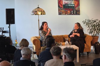 Hadern mit dem Geburtsland Israel: Warum der Auftritt dieser Frau in Chemnitz umstritten war - Das Café im Smac war am zweiten Abend noch voller als beim ersten Mal. Auf dem Sofa saßen Nirit Sommerfeld (l.) und Fanny-Michaela Reisin.