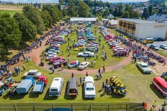 Hähnewettkrähen beim Dorffest Hohndorf wieder angesagt - Während das Wettkrähen eher nur etwas für Frühaufsteher ist, lockt das Oldtimertreffen immer viele Schaulustige an.
