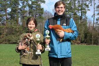 Hähnewettkrähen im Vogtland: Von stolzen Siegern und einer Axt als Trostpreis - Matilda Hirsch (11) und Morten Schmidtke (16) gewannen die beiden Pokale.
