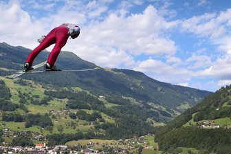Hält Eric Frenzels Höhenflug an? - Kombinierer Eric Frenzel hat im Sommer an der Sprungtechnik gefeilt. Ab heute kommt es zum Weltcupauftakt für den Olympiasieger drauf an.