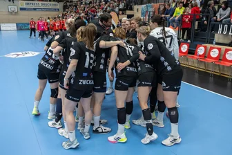 Hält Handball-Bundesligist BSV Sachsen Zwickau dem Druck stand? - Ende Dezember zeigten die Zwickauer Handballerinnen in Halle viel Kampfgeist. Trotz Rückstand und Unterzahl kam die Mannschaft zum Ausgleich, am Ende stand ein 25:22-Erfolg zu Buche. Wie damals sollen auch jetzt alle BSV-Fans in weißen Trikots und T-Shirt ihr Team von der Tribüne aus unterstützen.