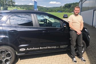 Händler an der B 173 nach drei Monaten Vollsperrung: „Wir haben so gut wie nichts verkauft“ - Franz Schau führt das Autohaus in Falkenau unter dem Namen seines Großvaters Bernd Herzog weiter. Er hofft, dass über die B 173 im Hintergrund bald wieder mehr Kunden zu ihm kommen.