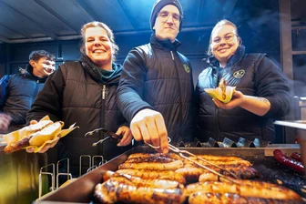 Händler auf dem Plauener Weihnachtsmarkt können ihre Buden abends länger öffnen: Wie wird das angenommen? - Eric Nüßners Familie hat dieses Jahr den Traditionsimbiss von Uwe Zeithammel neben der Pyramide übernommen. Zum Team gehören auch Jenny Lorenz (links) und Celine Bülow.