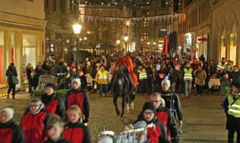 Händler bereiten "Sternstunden" in der Zwickauer Hauptstraße vor - Wie im vergangenen Jahr werden auch diesmal wieder Hunderte Besucher zum Lampionumzug durch Zwickau erwartet.