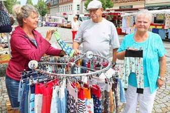 Händler bevölkern den Marktplatz - Selbstgenähtes, unter anderem für Kinder, hatte Ines Pieser aus dem Burgenlandkreis (links) am Donnerstag im Gepäck beim Sachsenmarkt vor dem Werdauer Rathaus.