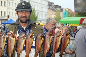 Händler bieten regionale Köstlichkeiten auf dem Werdauer Markt an - Das Team vom Fischmarkt Scheibner bietet am Samstag geräucherte Fische an.