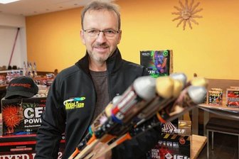 Händler erleben Ansturm auf Feuerwerk - Feuerwerks-Fachhändler Heiko Obst aus Kirchberg freut sich, endlich wieder verkaufen zu können. Er schrammte durch die Corona-Einschränkungen der beiden Vorjahre knapp an der Insolvenz vorbei. 