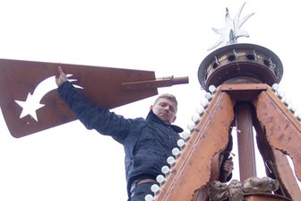 Händler fühlen sich hintergangen - Nach dem Auf- erfolgt nun schon wieder der Abbau. Die Händler auf dem Plauener Weihnachtsmarkt, im Foto Felix Hickmann vom gleichnamigen Schaustellerbetrieb, sind frustriert und packen zusammen.